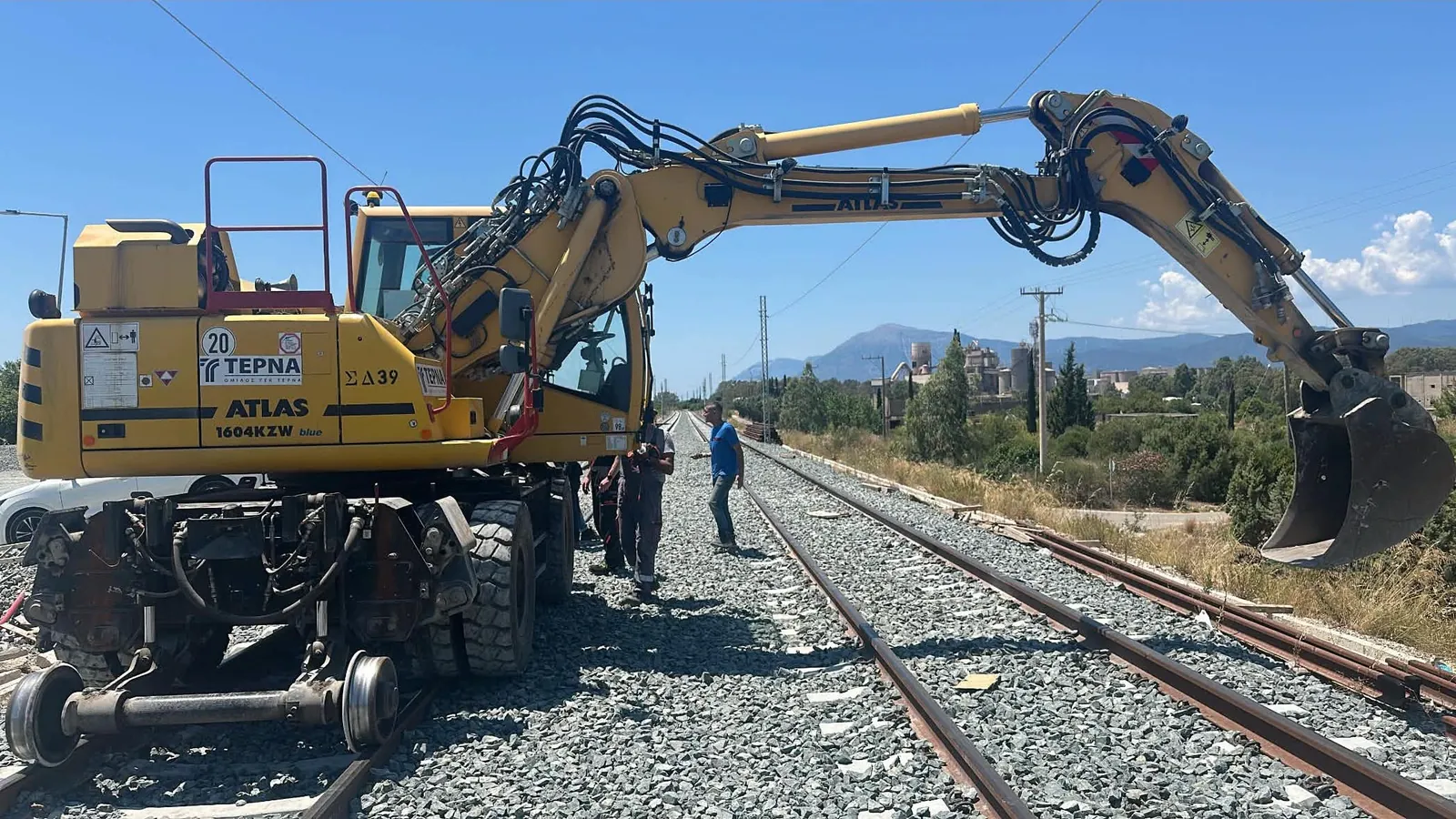 Σιδηροδρομικός εκσκαφέας ATLAS σε εργασία στις γραμμές