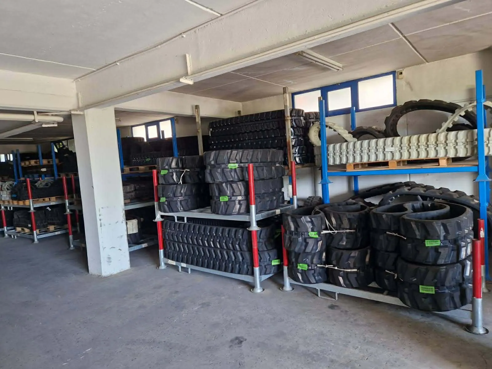 Αποθήκη με ελαστικές ερπύστριες σε stock
